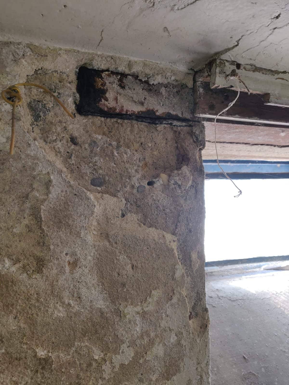 Salpeter Wand zerstört Putz im Keller
