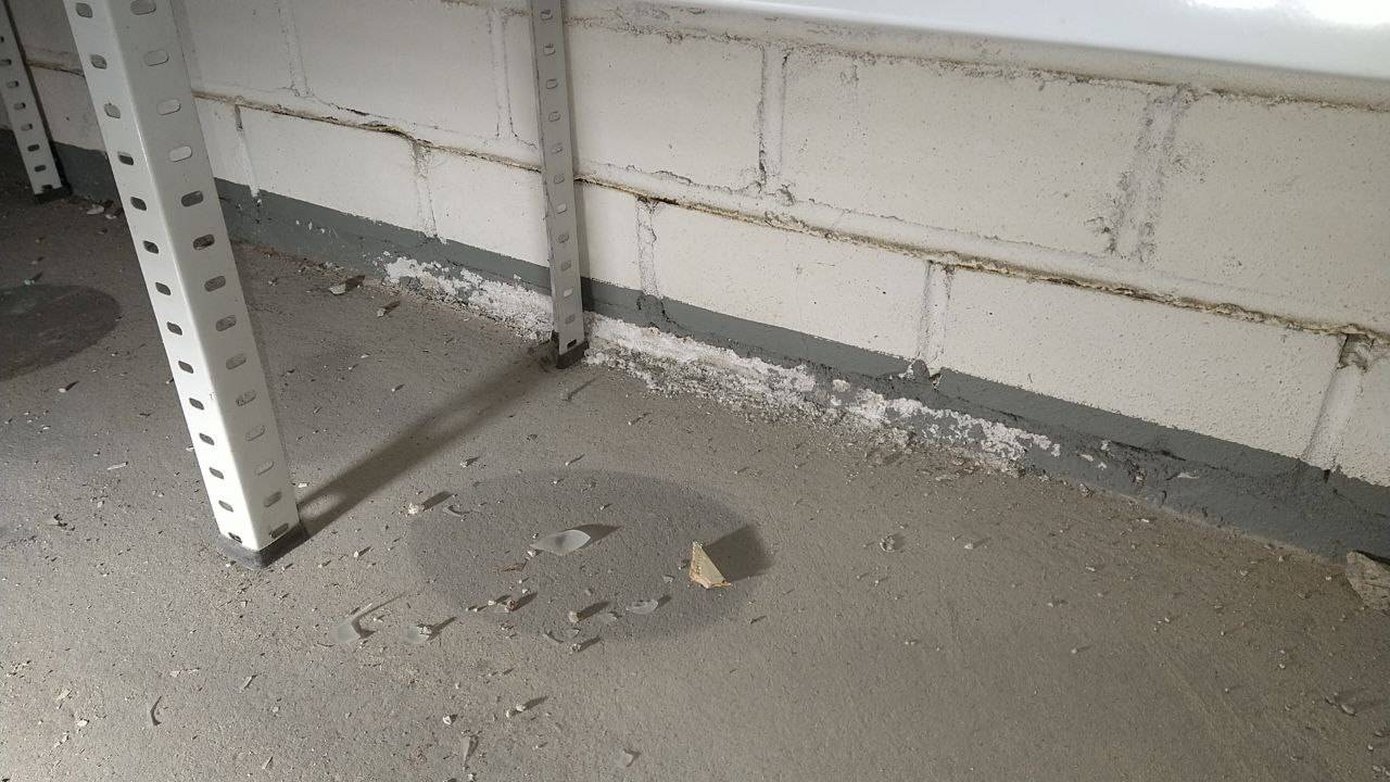 Keller: Salpeter bröselt auf Boden
