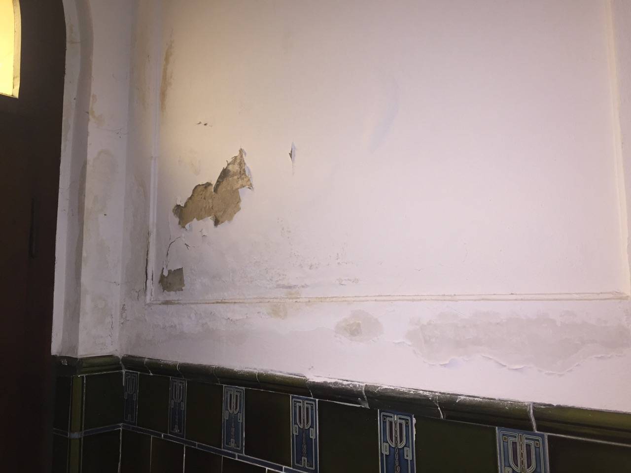 Wand Salpeter im Keller Putz platzt ab